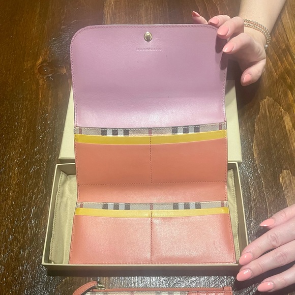 Authentic Burberry large wallet in Nude/Light pink - Picture 2 of 3